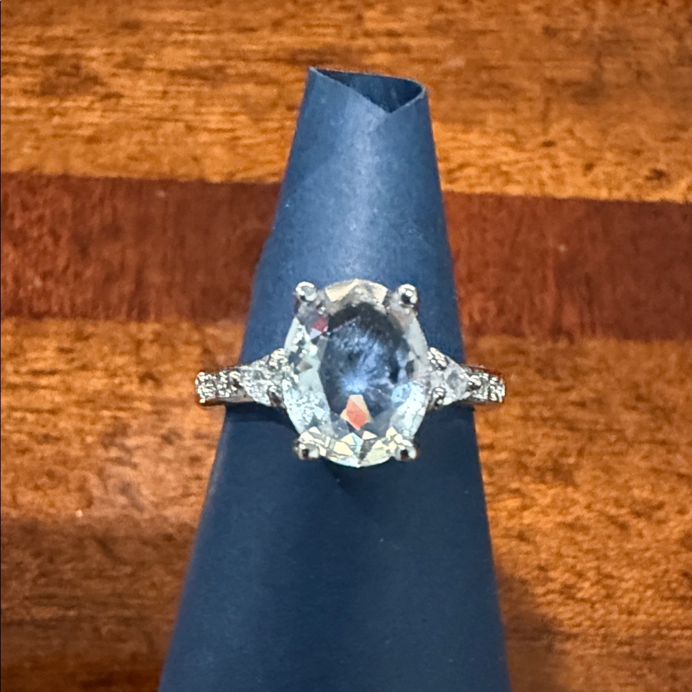 Elegant Silver Women's Ring with Clear Gemstone